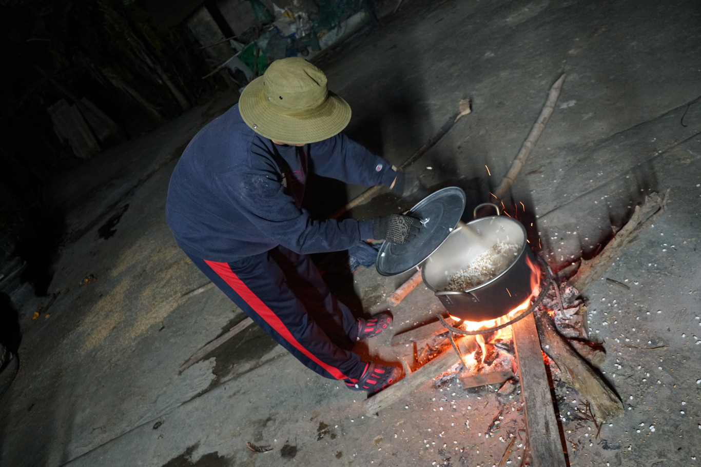 Rang nếp để làm bánh hộc